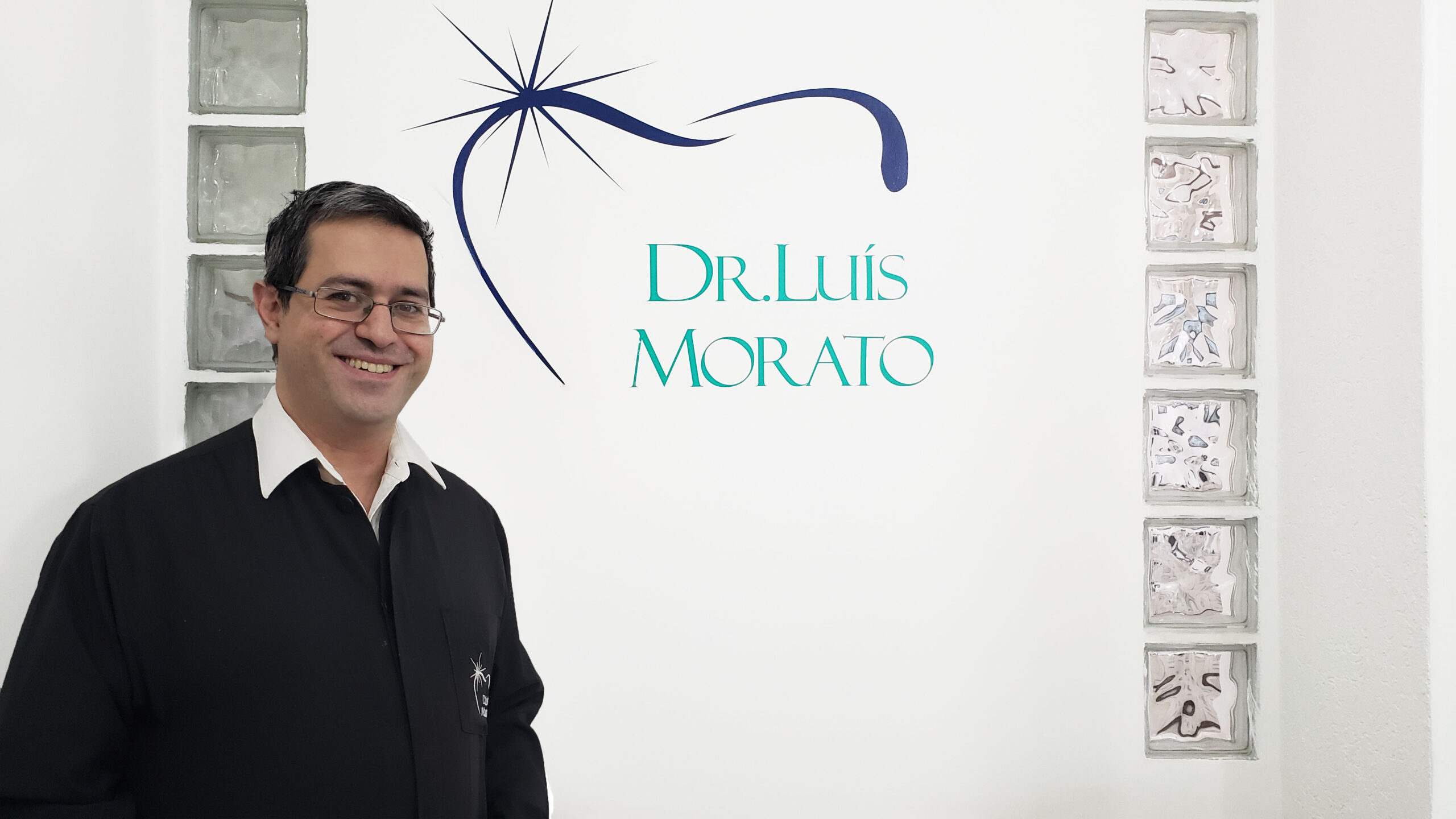 Dr. Luis Morato no consultório odontológico em Divinópolis — atendimento particular no Edifício Pioneiro